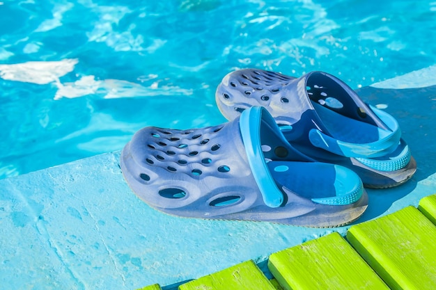 Chanclas de goma cerca de la piscina