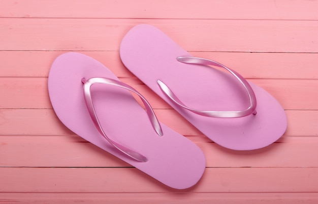 Chanclas en madera rosa.