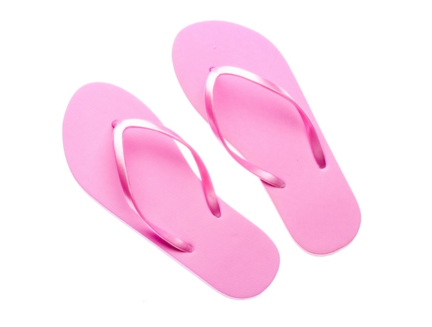 Foto chanclas de plástico rosa aisladas sobre fondo blanco.