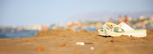 Chanclas en una playa de arena