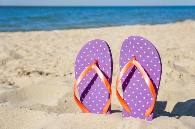 chanclas en la playa