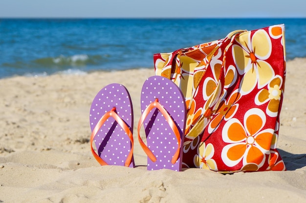 chanclas en la playa