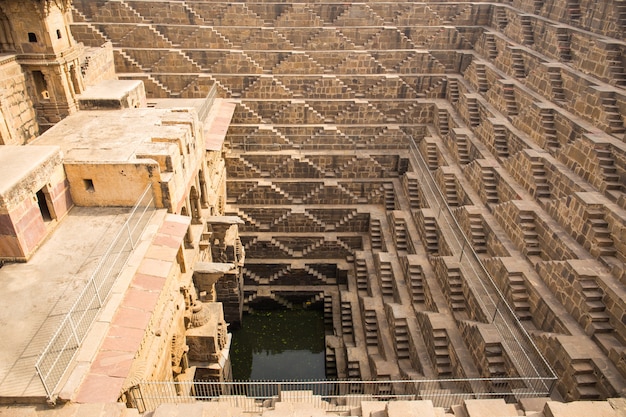 Foto chand baori stepwell situado na aldeia de abhaneri perto de jaipur na índia.