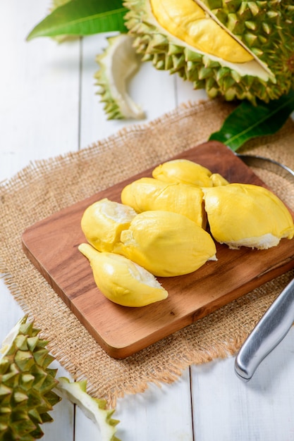 Foto chani kai durian o durio zibthinus murray en placa de madera, chani kai durian tienen una textura suave, olor dulce y muy fuerte, rey de frutas en tailandia