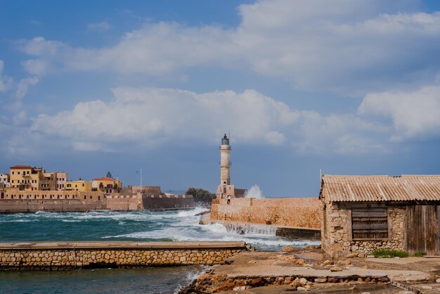 Chania con su antiguo puerto y el famoso faro Creta Grecia