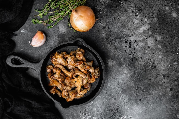 Chantarelles de outono preparados em fundo de mesa de pedra escura preta vista superior plana com espaço de cópia para texto