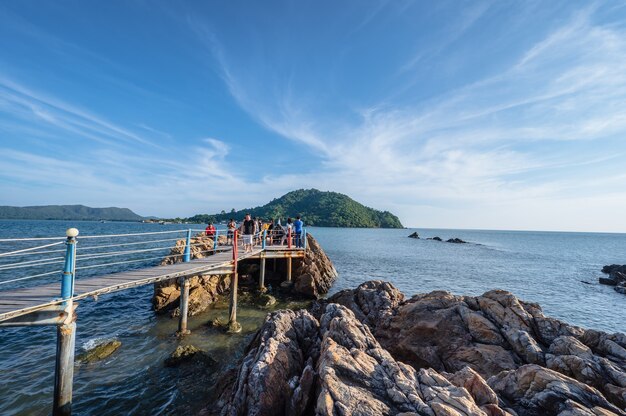 Chanthaburi, tailandia-28 de noviembre de 2020: personas no conocidas en el puente de madera con un hermoso paisaje marino en el mirador de Jaedee Klang Nam, ciudad de Baan Hua Laem Chanthaburi, tailandia.