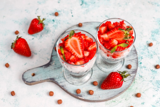 Chantilly e bagatela de morango com mel e cereais.