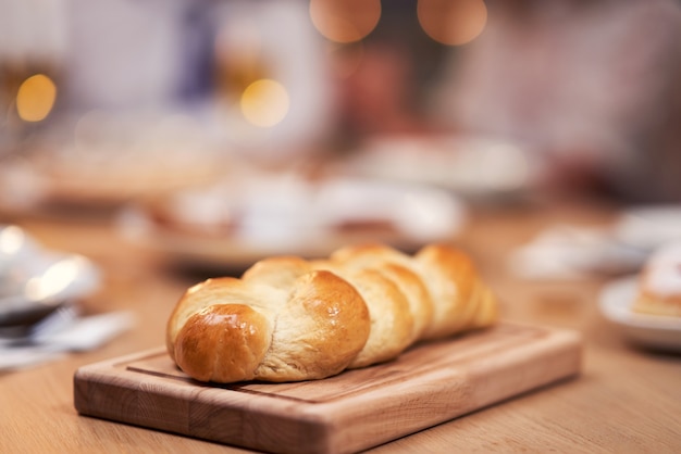 Chanukka-Abendessen. Familie versammelt sich um den Tisch mit traditionellen Gerichten