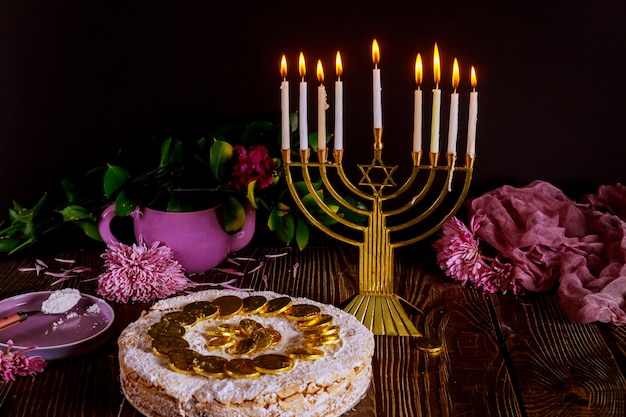 Chanukka-Kuchen mit Schokoladenmünzen auf der Oberseite und Menora