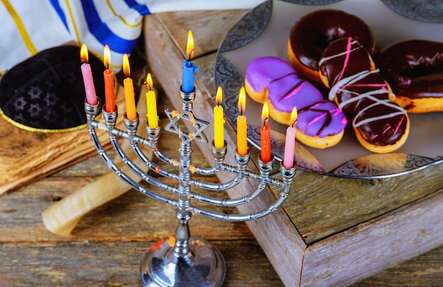 Chanukka mit menorah traditionellen Kandelabern