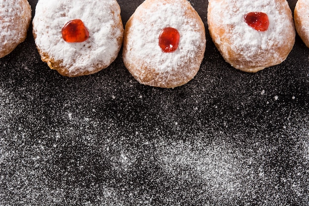 Chanukka-Sufganiyot. Traditionelle jüdische Schaumgummiringe für Chanukka, Kopienraum