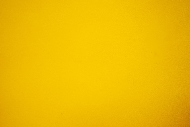 Foto chão de cimento amarelo, cor de sombra clara.