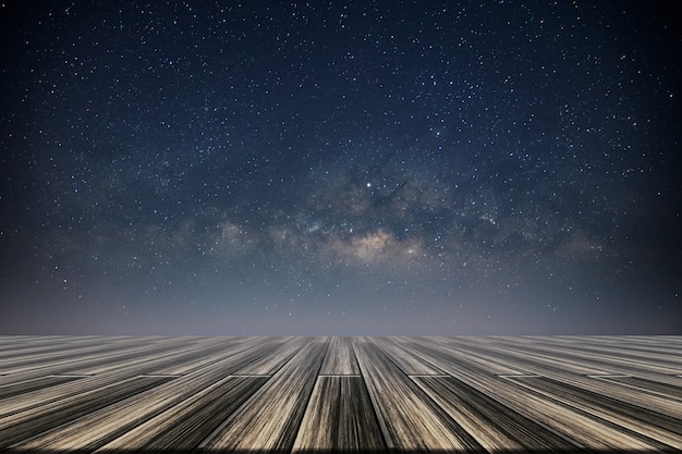 Chão de madeira, céu pano de fundo