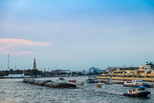 Chao Phraya à noite com pagode templo de Arun