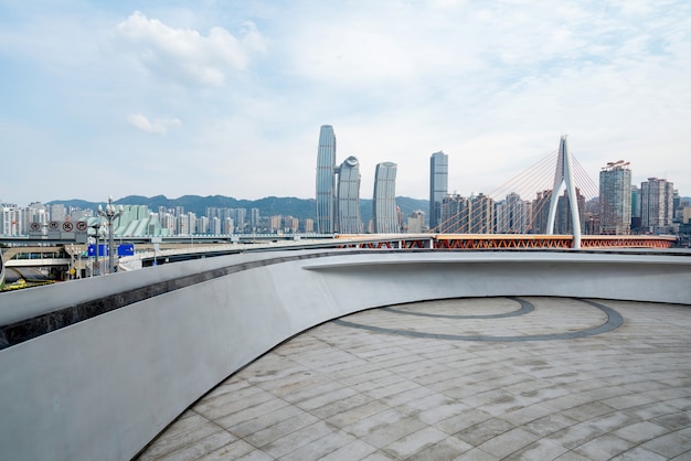 Chão vazio e edifícios modernos da cidade em Chongqing, China