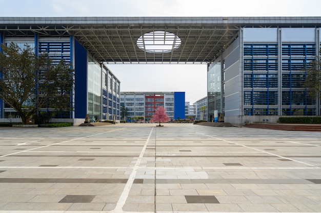 Chão vazio e prédio de escritórios no science park, chongqing, china