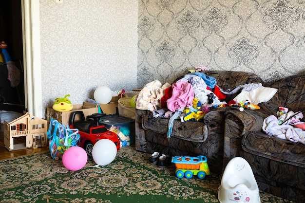 Chaos im Zimmer In der Wohnung liegen viele Dinge herum Haus ist im Zimmer