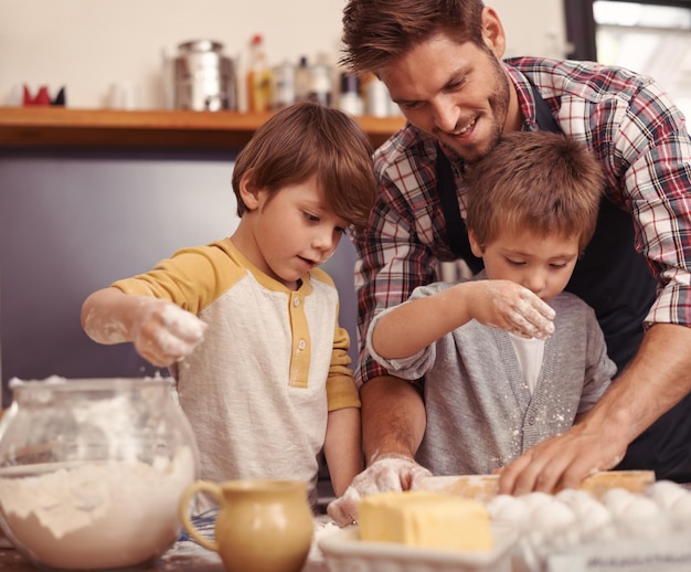 Chaotisch, aber lecker Schnappschuss von zwei jungen Brüdern, die in der Küche backen