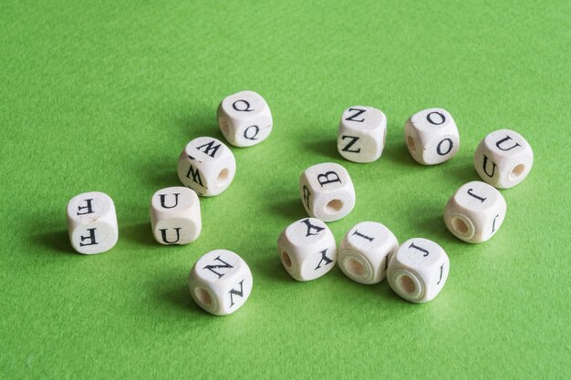 Chaotisch gemischte Buchstaben des Scrabble-Spiels