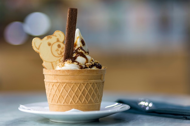 Foto chapa branca com sobremesa de sorvete no copo de bolacha com biscoitos de chocolate