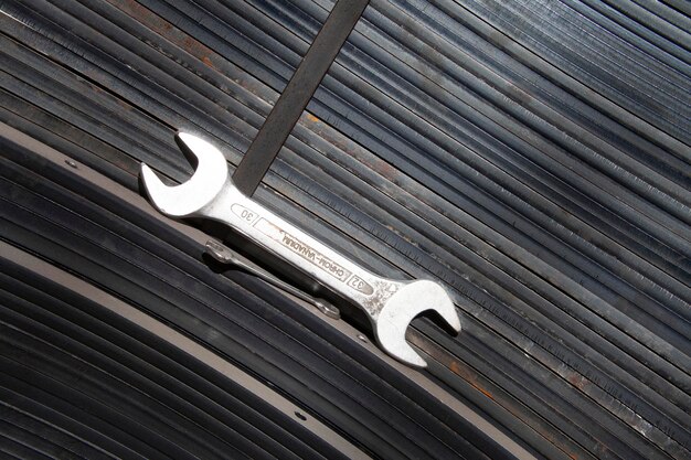 Chapa de aço e chave de metal