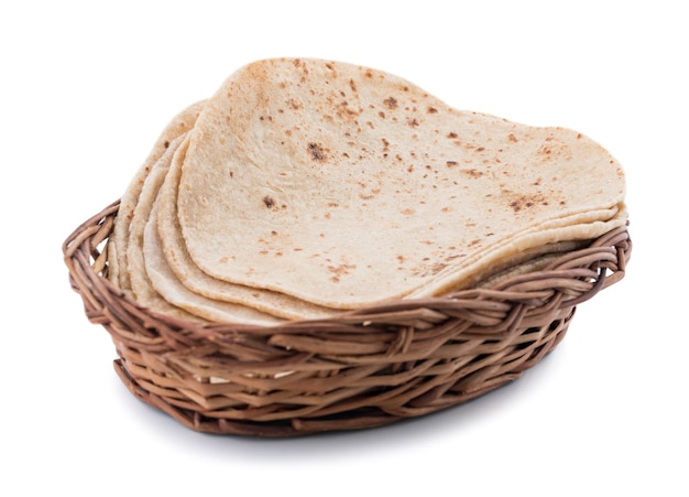 Chapati de cozinha indiana em fundo branco