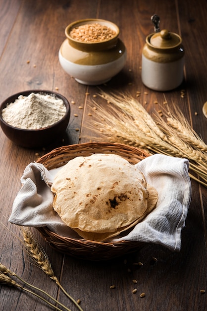 Chapati indiano ou Fulka ou Gehu Roti com grãos de trigo no fundo. É uma comida tradicional do norte ou do sul da Índia rica em fibras saudáveis, com foco seletivo