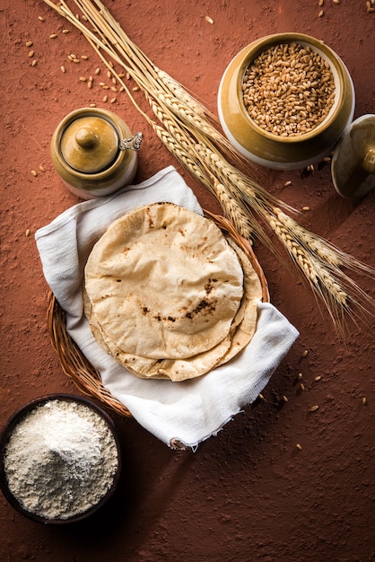 Chapati indiano ou Fulka ou Gehu Roti com grãos de trigo no fundo. É uma comida tradicional do norte ou do sul da Índia rica em fibras saudáveis, com foco seletivo