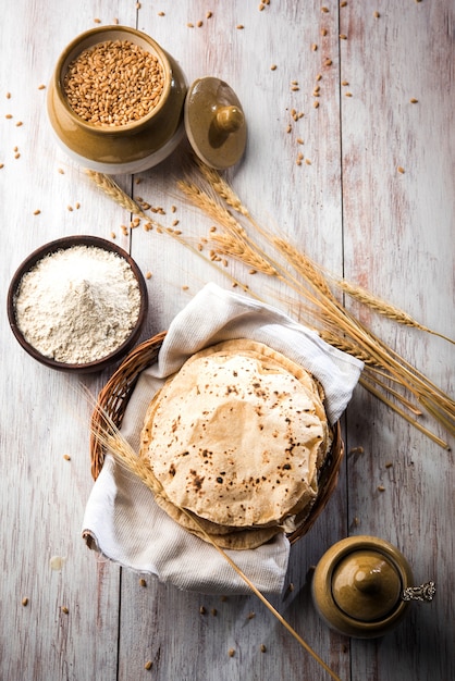 Chapati indiano ou Fulka ou Gehu Roti com grãos de trigo no fundo. É uma comida tradicional do norte ou do sul da Índia rica em fibras saudáveis, com foco seletivo