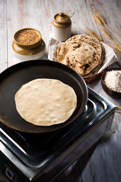 Chapati indiano ou Fulka ou Gehu Roti com grãos de trigo no fundo. É uma comida tradicional do norte ou do sul da Índia rica em fibras saudáveis, com foco seletivo