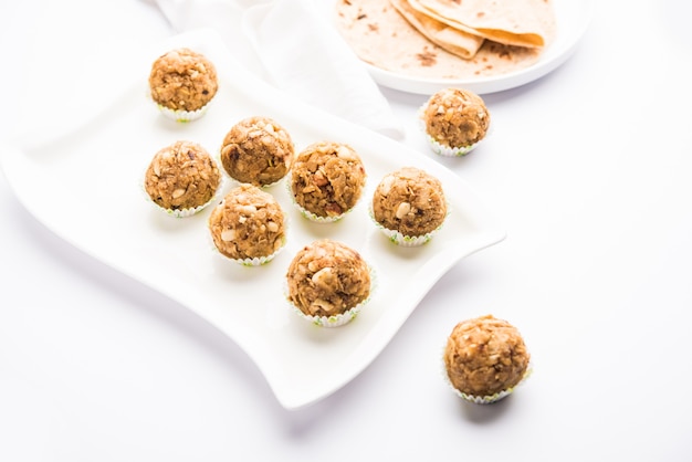 Chapati Laddu, Churma Laddoo o Policha Ladu sobrante hecho con Roti, maní, frutos secos y azúcar moreno. enfoque selectivo