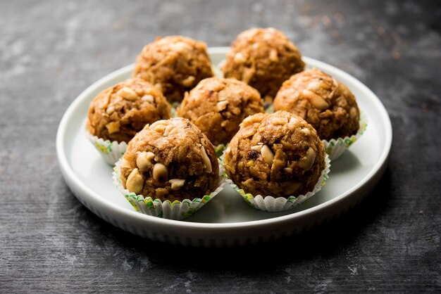 Chapati Laddu, Churma Laddoo o Policha Ladu sobrante hecho con Roti, maní, frutos secos y azúcar moreno. enfoque selectivo