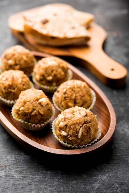 Chapati Laddu, Churma Laddoo o Policha Ladu sobrante hecho con Roti, maní, frutos secos y azúcar moreno. enfoque selectivo