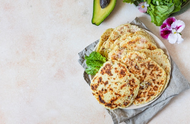 Chapati- oder Roti-Fladenbrot mit grünem Salatmix Avocado und Sprossen Frisch gebackenes indisches Fladenbrot