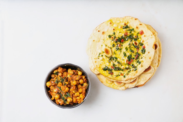 Chapati de pan plano indio tradicional con Channa Masala