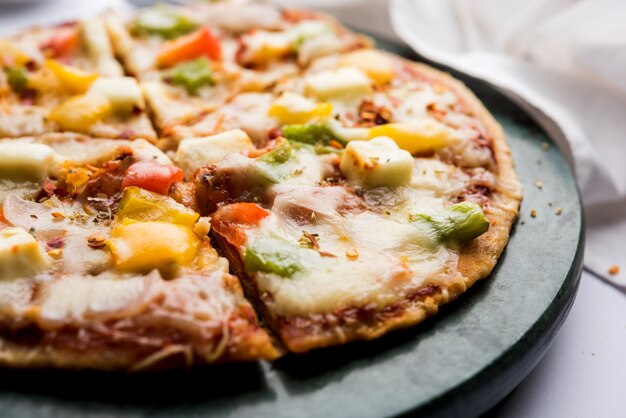 Chapati Pizza aus übrig gebliebenen Roti, Paratha mit Käse, Gemüse, Paneer und Wurst