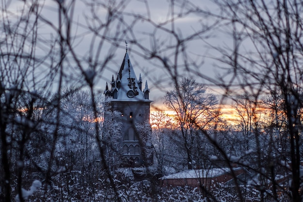 Chapelle al atardecer a través de los árboles