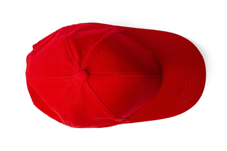 Foto chapéu de beisebol vermelho em fundo branco