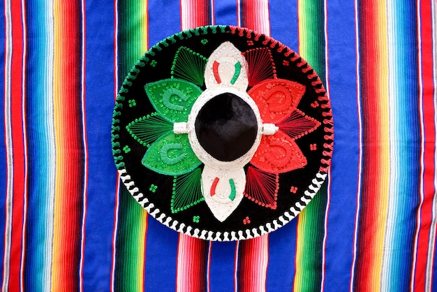 Chapéu de charro mexicano em serape. Chapéu mexicano típico com as cores da bandeira mexicana.