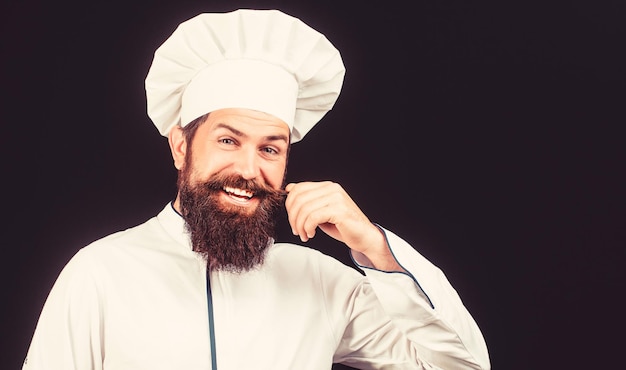 Chapéu de cozinheiro Cozinheiros de chef barbudo ou padeiro Chefs masculinos barbudos isolados em preto Chef engraçado com cozinheiro de barba Homem de barba e bigode vestindo avental de babador Retrato de um cozinheiro chef feliz