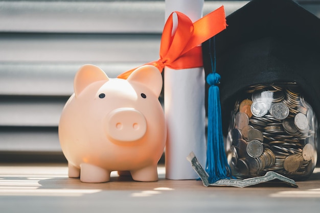 Chapéu de formatura preto e conceito de cofrinho investimento em educação Graduação economiza dinheiro para educação