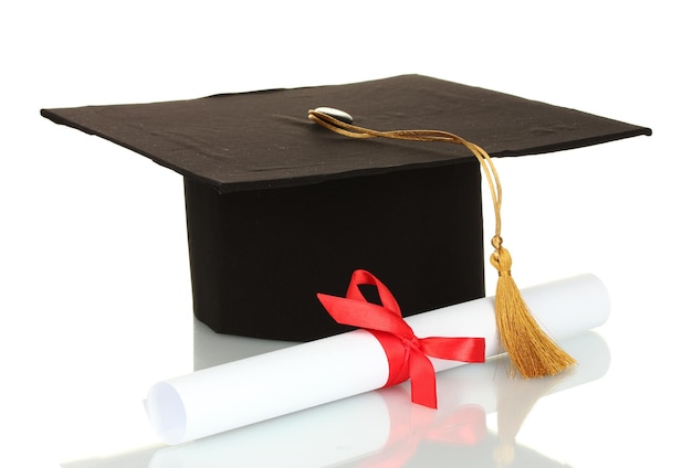 Foto chapéu de graduação e diploma isolado no branco