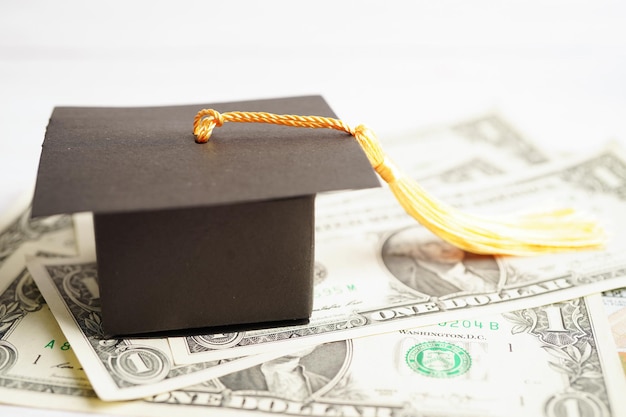 Chapéu de graduação em dinheiro de notas de dólar americano Taxa de estudo educacional aprendendo conceito de ensino