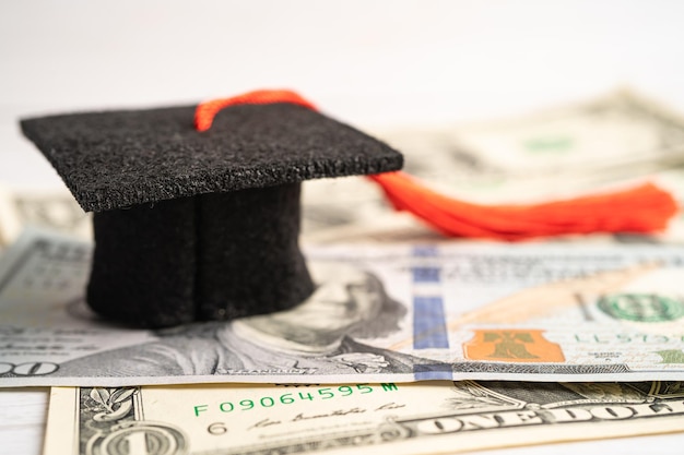 Chapéu de graduação em dinheiro de notas de euro e dólar americano taxa de estudo educacional aprendendo o conceito de ensino