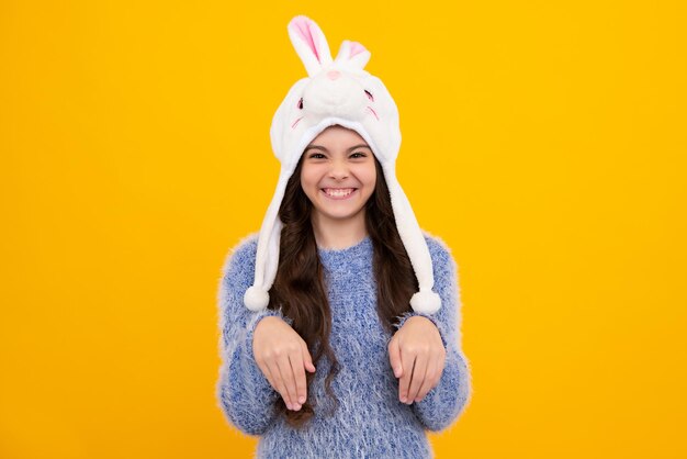 Chapéu de inverno coelho Conceito de estação fria Acessório de moda de inverno para crianças Menina adolescente usando chapéu de malha quente Cara engraçada