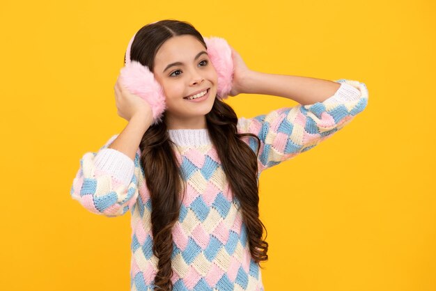 Chapéu de inverno Conceito de estação fria Acessório de moda de inverno para crianças Menina adolescente usando chapéu protetor de orelha quente de inverno