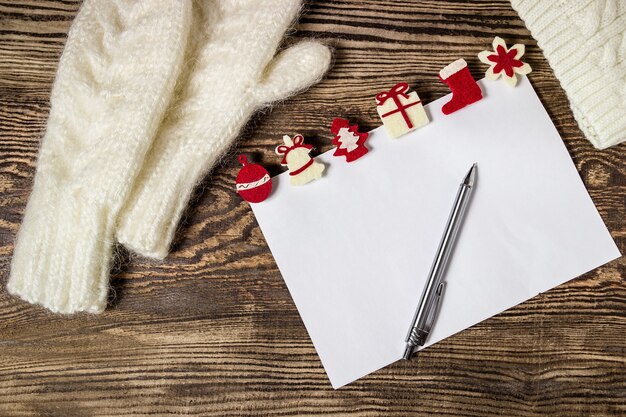 Chapéu de malha e luvas com carta de natal ao papai noel.