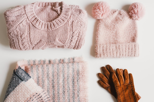 Chapéu de malha rosa com pompons engraçados, suéter feito à mão, cachecol de lã e luvas de camurça