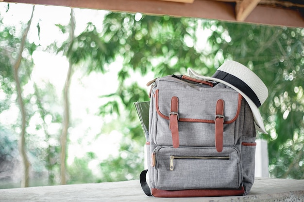 chapéu de mochila e mapa no feriado